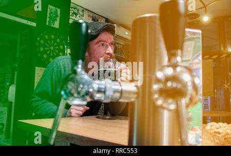 Die Vielfalt der Gesichter und Pub Posen der trinken Irische Kerl während der St Patrick's Day Stockfoto