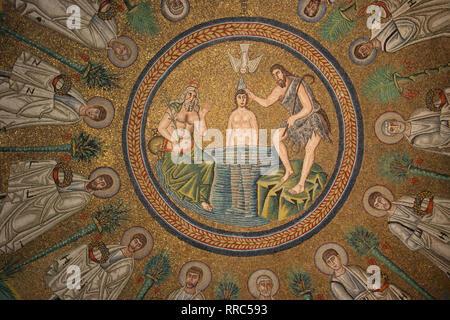 Italien. Ravenna. Arian Baptisterium. Von Theoderich der Große 5.-6. Jh. errichtet. Die Taufe von Jesus. Mosaik. Die frühen Christen. Stockfoto