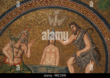 Italien. Ravenna. Arian Baptisterium. Von Theoderich der Große 5.-6. Jh. errichtet. Die Taufe von Jesus. Mosaik. Detail. Die frühen Christen. Stockfoto