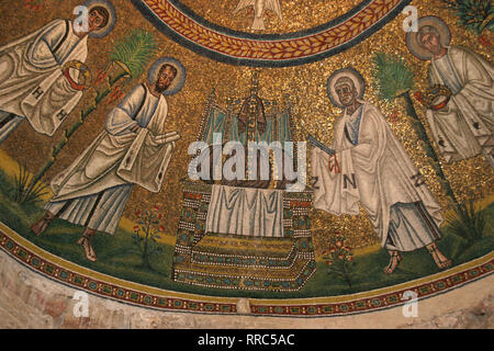 Italien. Ravenna. Arian Baptisterium. Von Theoderich errichtet. 5. -6. Jahrhunderte. Mosaik. Die frühen Christen. Prozession der Apostel. Stockfoto