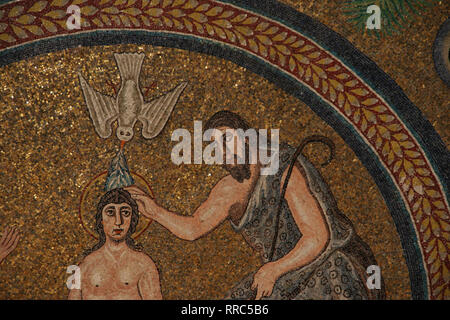 Italien. Ravenna. Arian Baptisterium. Von Theoderich der Große 5.-6. Jh. errichtet. Die Taufe von Jesus. Mosaik. Detail. Die frühen Christen. Stockfoto