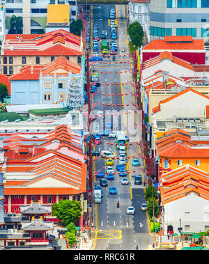 Architektur von Chinatown in Singapur, Ansicht von oben mit der PKW-Verkehr auf der Straße Stockfoto