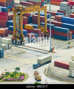 Container Lagerung und Transport Kräne Ausrüstung von Singapur Gütertransporte Hafen Blick von oben Stockfoto