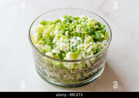 Gehackten Schnittlauch in Glasschale für Salat. Ökologische Lebensmittel. Stockfoto