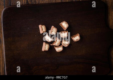 Tahini gefüllte Schokolade Stücke auf dunklen Holz- Oberfläche/Tahin. Organische Snacks. Stockfoto