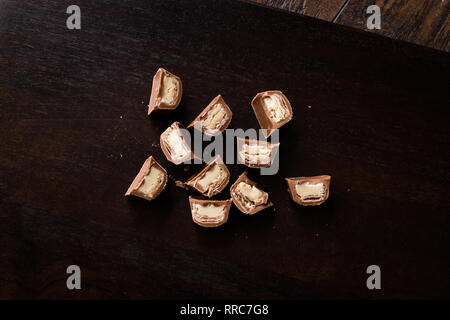 Tahini gefüllte Schokolade Stücke auf dunklen Holz- Oberfläche/Tahin. Organische Snacks. Stockfoto