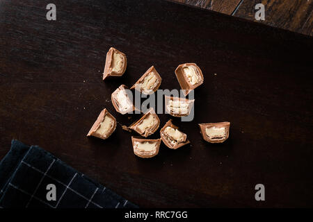 Tahini gefüllte Schokolade Stücke auf dunklen Holz- Oberfläche/Tahin. Organische Snacks. Stockfoto