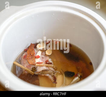 Chinesische Arzneimittel pflanzliche Suppe-Kraut Zutaten in einem Topf bereit zu kochen Stockfoto