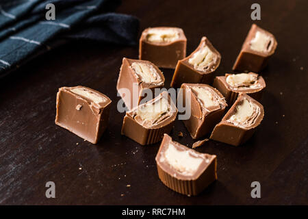 Tahini gefüllte Schokolade Stücke auf dunklen Holz- Oberfläche/Tahin. Organische Snacks. Stockfoto