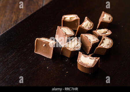 Tahini gefüllte Schokolade Stücke auf dunklen Holz- Oberfläche/Tahin. Organische Snacks. Stockfoto