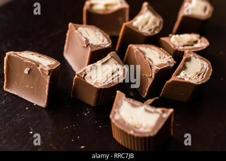 Tahini gefüllte Schokolade Stücke auf dunklen Holz- Oberfläche/Tahin. Organische Snacks. Stockfoto