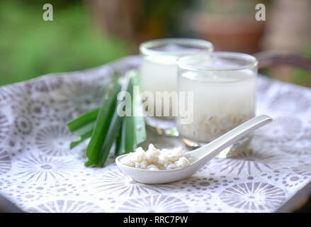 Gerste Wasser oder Suppe in Gläsern und Perligen gekocht Gerste auf Löffel mit pandan verläßt Stockfoto