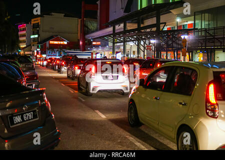 Johor Bahru, Malaysia - Februar 2019: Heavy Traffic Richtung Johor berühmten Pasar carat in Johor Bahru. Stockfoto