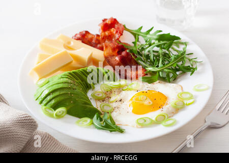 Gesunde keto Frühstück: Ei, Avocado, Käse, Speck Stockfoto