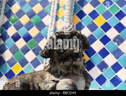 Alte chinesische Löwe Skulptur oder Erziehungsberechtigten Lion Holding eine Kugel im rechten Fuß am Eingang oder das innere Heiligtum, Symbol für Schutz und Leistung in Oder Stockfoto