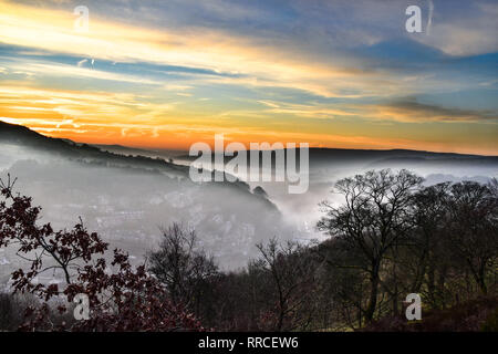 Sunrise & misty Inversion im Calder Valley gesehen von Heptonstall, über Hebden Bridge, Todmorden, Calderdale, West Yorkshire Stockfoto