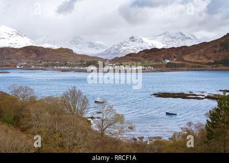 Shieldaig Dorf aus über Loch Shieldaig mit die Torridon Berge von beinn Alligin und Liathach, Wester Ross, Northwest Highlands, Schottland Stockfoto