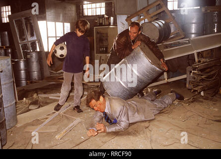 Nachdem ein Fernfahrer ermordet wurde, Dorn schlüpft in die Rolle eines Fahrers Arbeitssuchenden, um an den Besitzer des Unternehmens heranzu-kommen... Bild: Steven Bennett (Helmut), Heiner Lauterbach (Dorn), HANS PETER HALLWACHS (Meuren) aka. Eurocops: 'Schweigegeld'/Überschrift: Heiner Lauterbach - EUROCOP IN KÖLN/BRD 1988 Stockfoto