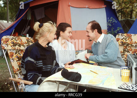 Einfach raus Sommer 1989: Einfach raus aus der DDR-das wird auch das Ehepaar Manfred (Ulrich Mühe) und Renate Reimann (Susanne Lothar, l). Sie haben schon Modus Fluchtpläne ausgearbeitet. Ihre Tochter Martina (Cosma Shiva Hagen) fühlt sich verraten, als sie von den Fluchtplänen ihrer Eltern erfährt, weil sie nicht vorher schon eingeweiht wurde. Regie: Peter Vogel/Überschrift: EINFACH RAUS/BRD 1999 Stockfoto