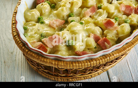 Speck, kitschigen pasta Tortellini Backen Backen ist mit Speck verpackt. Stockfoto