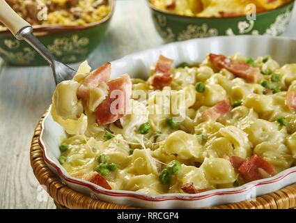 Speck, kitschigen pasta Tortellini Backen Backen ist mit Speck verpackt. Stockfoto