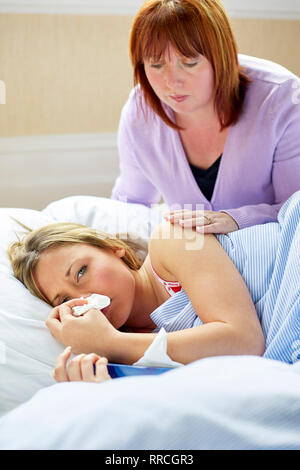 Junges Mädchen im Bett mit der Grippe festgelegt Stockfoto