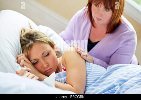 Junges Mädchen im Bett mit der Grippe festgelegt Stockfoto
