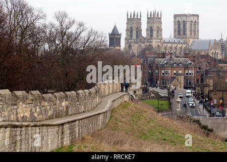 York Minster von der Stadtmauer in York, England gesehen. Mehr als drei Meilen von Stadtmauern können noch ging in die Stadt. Stockfoto