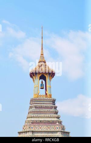 Reisende zu Fuß rund um den Glockenturm im Wat Phra Kaew Tempel und dem Grand Palace in Bangkok, Thailand. Stockfoto