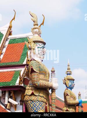 Thai Guardian Riesen oder Tor Hüter Holding großen Clubs im Wat Phra Kaew und dem Grand Palace in Bangkok, Thailand. Symbol für Schutz und Kraft. Stockfoto