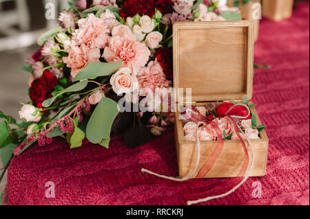 Floristische Hochzeitsdekoration Holzkiste Stockfoto