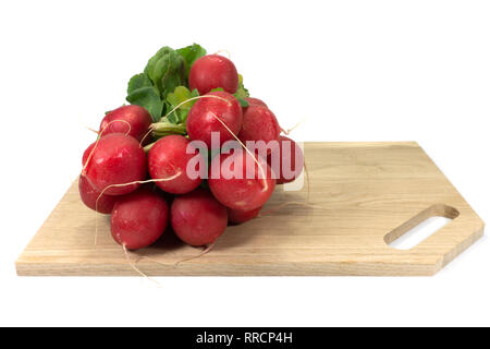 Bündel frische rote Rübe mit grünen Blättern auf einer hölzernen Schneidebrett isoliert auf weißem Hintergrund Stockfoto