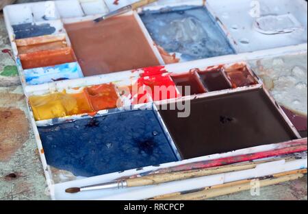 Farbe in der Kunst Palette mit einem Pinsel oder Künstler Pinsel für Drawning und Malen ein Bild. Stockfoto