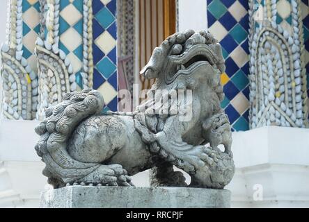 Alte chinesische Löwe Skulptur oder Erziehungsberechtigten Lion Holding eine Kugel im rechten Fuß am Eingang oder das innere Heiligtum, Symbol für Schutz und Leistung in Oder Stockfoto