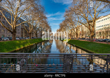 Düsseldorf, Deutschland - 25. Februar 2019: Nicht identifizierte Personen Spaziergang entlang der berühmten Königsallee und die warme Sonne genießen. Stockfoto