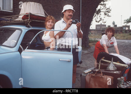 GO TRABI GO/D 1990 - Peter Timm/Familie Struutz aus Bitterfeld und Leipzig freut sich auf den langersehnten Urlaub. Die Reise soll vom bleigrauen Himmel ihrer Heimat / Bella Italia führen. /CLAUDIA SCHMUTZLER - Jaqueline, WOLFGANG STUMPH - Udo/MARIE GRUBER - Rita/37150/, 09 DFAtrabi/Überschrift: Go Trabi Go/D 1990 Stockfoto