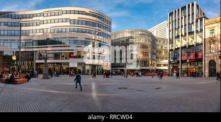 Düsseldorf, Deutschland - 25. Februar 2019: Nicht identifizierte Personen zu Fuß über das Tempo der neuen Koe-Bogen und die reiche Shopping Angebote genießen. Stockfoto