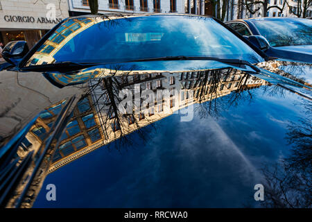 Düsseldorf, Deutschland - 25. Februar 2019: Die aussenfassade Gebäude in das tiefe Blau der Motorhaube eines Sportwagens. Stockfoto