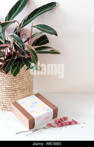 Braun Handwerk Papier Geschenkbox mit Blumen auf weißer Tisch. Selektive konzentrieren. Stockfoto
