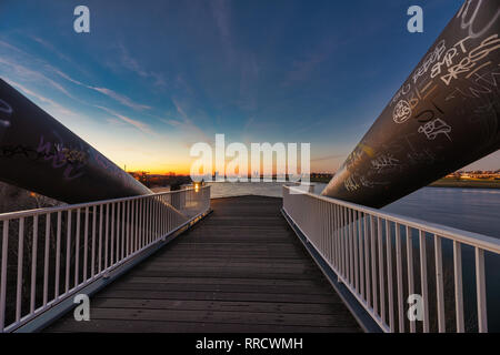 Düsseldorf, Deutschland - 25. Februar 2019: Aus einem kleinen Bridger über die Medien Hafen hat man einen spektakulären Blick über den Rhein, während der blauen Stunde. Stockfoto