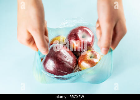 Übermäßige plastik Konzept: frische Äpfel in der Küche in einen Plastikbeutel. Unangemessen über-verpackten Nahrungsmitteln, Ansicht von oben Stockfoto