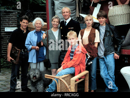 Nicht von schlechten Eltern - Familie Schefer beim Umzug. Foto vlnr.: Felix (PATRICK BACH), Oma Lisbeth (RENATE DELFS), Mutter (Sabine Postel), Vater (Ulrich Pleitgen), Moritz (COLIN KIPPENBERG), Jenny (TINA RULAND), Alexander (STEVEN BENNETT). "Welcome in Bremen'/Überschrift: Nicht von schlechten Eltern/BRD 1993 Stockfoto