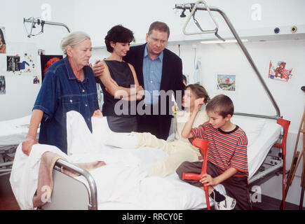 DR. SOMMERFELD - Neues vom Bülowbogen Nina (ALINA MERKAU) hat DP 206 von Hanna (GUDRUN OKRAS, l), als Dr. Sommerfeld (Rainer Hunold) und Katja (MARIJAM AGISCHEWA, 2.v.l) hereinkommen, um sie abzuholen. Nina ist überglücklich, dass sie das Krankenhaus endlich verlassen darf - Oskar (Christoph - EMANUAL OEHME) hat unterdessen zwei passende Krücken für Nina gefunden... Regie: Karsten Wichniarz aka. Eine schnelle unmÜgliche Liebe 163/Überschrift: DR. SOMMERFELD - Neues vom Bülowbogen/BRD 1999 Stockfoto