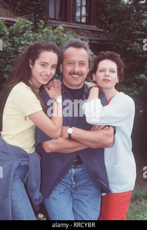 Stubbe - Von Fall zu Fall - V.l. Christiane Stubbe (STEPHANIE STUMPH) Wilfried Stubbe (WOLFGANG STUMPH) Caroline Stubbe (RENATE KRÖßNER) aka. F14 - Sterben Seherin/Überschrift: stubbe - VON FALL ZU FALL/BRD 1999 Stockfoto