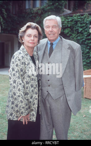 Sturmzeit (5) - Ob sich Felicias Hoffnungen erfüllen? Finden sie und Maksim zusammen? NADJA TILLER (Felicia) HEINZ DRACHE Regie: Bernd Böhlich aka. Teil 5/Überschrift: STURMZEIT/BRD 1999 Stockfoto