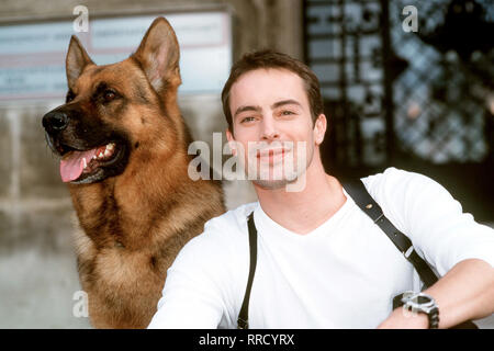 Kommissar Rex für Brandtner (Gedeon Burkhard) und Rex beginnt eine aufreibende Hetzjagd: Sie müssen sterben, Kinder von Horst Bacher finden, da of this Sampling-funktionen seine Frau erschoss und Nonne auch sterben Kinder mit in den Tod nehmen wird... Regie: Peter Carpentier aka. Kinder auf der Flucht/Überschrift: KOMMISSAR REX/BRD 1999 Stockfoto