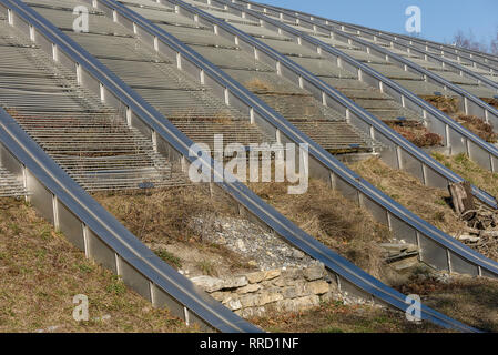 Die Hauptstadt der Schweiz hat ein neues Wahrzeichen, das Zentrum Paul Klee. Das Museum wurde von Renzo Piano in Form einer Welle in Bern, Schweiz Stockfoto