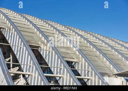 Die Hauptstadt der Schweiz hat ein neues Wahrzeichen, das Zentrum Paul Klee. Das Museum wurde von Renzo Piano in Form einer Welle in Bern, Schweiz Stockfoto