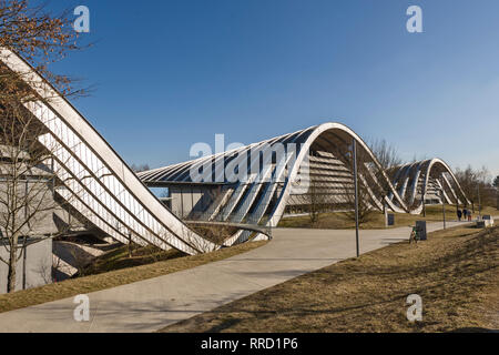 Die Hauptstadt der Schweiz hat ein neues Wahrzeichen, das Zentrum Paul Klee. Das Museum wurde von Renzo Piano in Form einer Welle in Bern, Schweiz Stockfoto