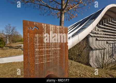 Die Hauptstadt der Schweiz hat ein neues Wahrzeichen, das Zentrum Paul Klee. Das Museum wurde von Renzo Piano in Form einer Welle in Bern, Schweiz Stockfoto